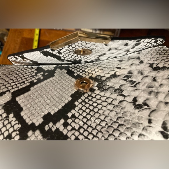 Urban Expressions Hester Snake Skin Vegan Leather Crossbody Bag Women’s NWT - Picture 7 of 7